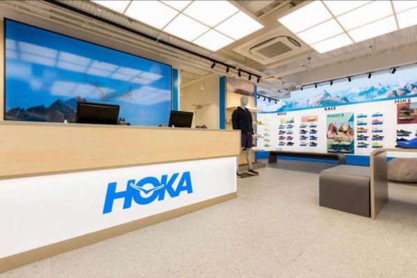 Composizione a soffitto custom - Hoka London